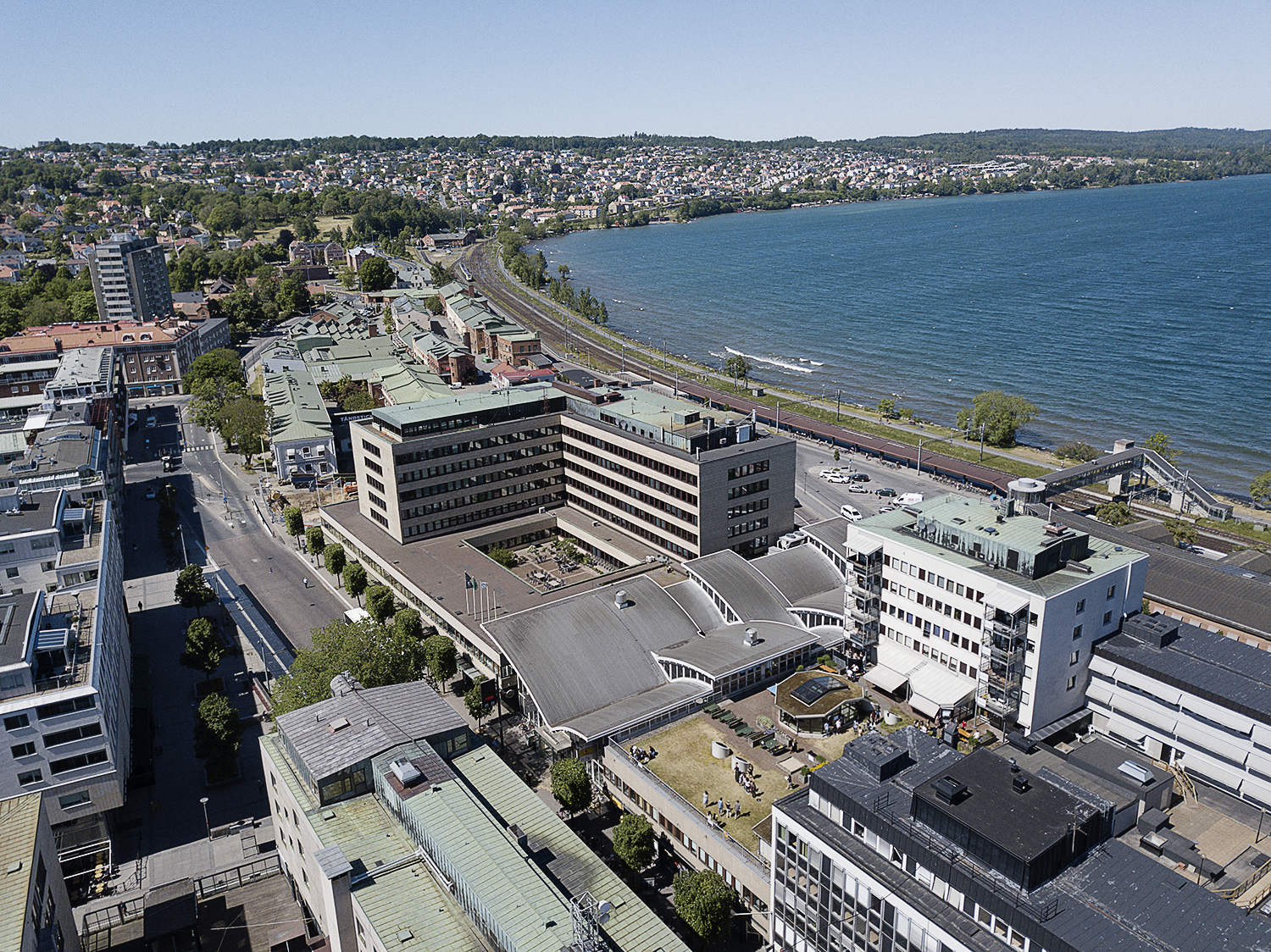 Flygfoto över Jönköping med fokus på skolans lokaler vid Vättern