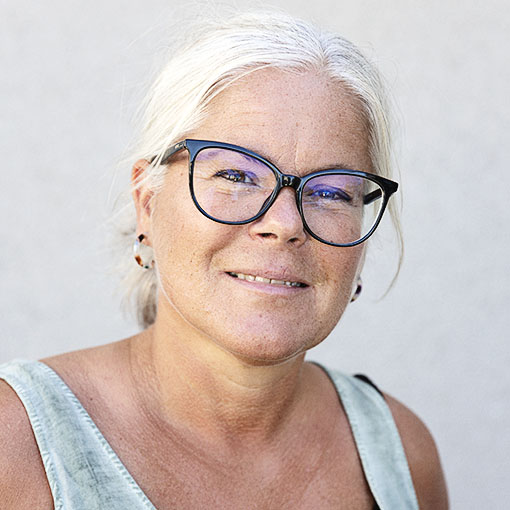 En kvinna med ljus hår och glasögon.